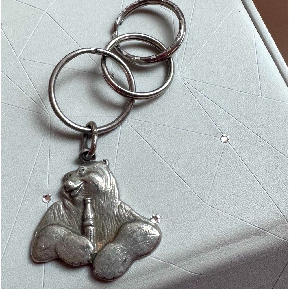 🐻🥤 Vintage Coca-Cola Polar Bear Keychain | 1997 Holiday Collectible ❄️✨ - Picture 7 of 16